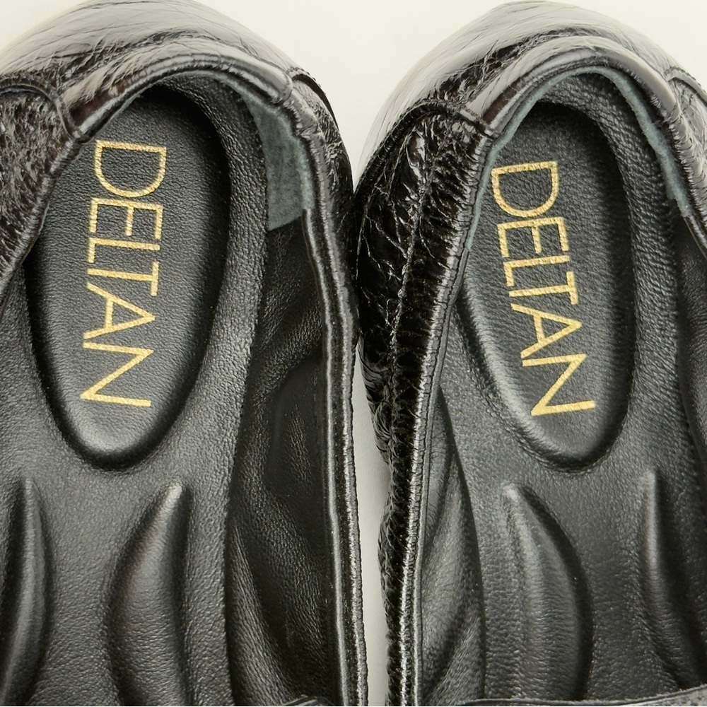 Black Leather Loafers Womens Sz 6 Slip On Comfort Gold Logo Casual - Picture 7 of 13